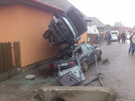 foto-accidentul-care-sfideaza-logica-spiderman-de-targu-mures-intrat-cu-masina-intr-o-casa