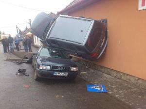 foto-accidentul-care-sfideaza-logica-spiderman-de-targu-mures-intrat-cu-masina-intr-o-casa_2