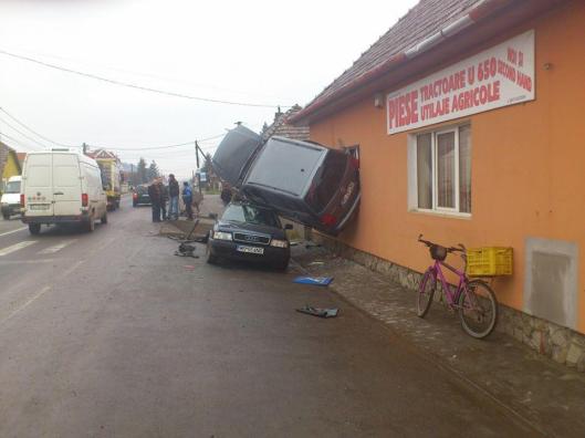 foto-accidentul-care-sfideaza-logica-spiderman-de-targu-mures-intrat-cu-masina-intr-o-casa_3