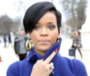 Rihanna-ne-arata-degetul-mijlociu-foto