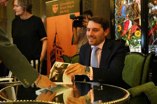 10258275_699647470088219_4117157046147063902_n