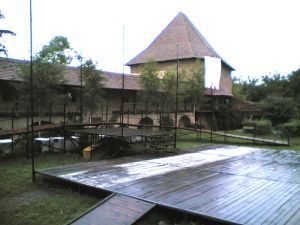 800px-Cetatea_medievala_tg_ms1