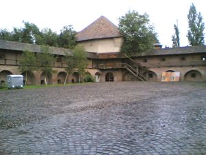 800px-Cetatea_medievala_tg_ms10