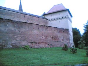 800px-Cetatea_medievala_tg_ms12