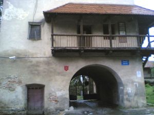 800px-Cetatea_medievala_tg_ms8