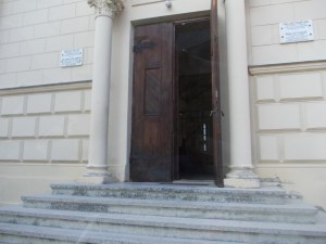 e deschisa si dupa-masa biserica catolica