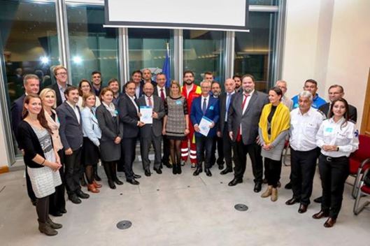 1. Martin Schultz în mijlocul Samaritenilor.jpg