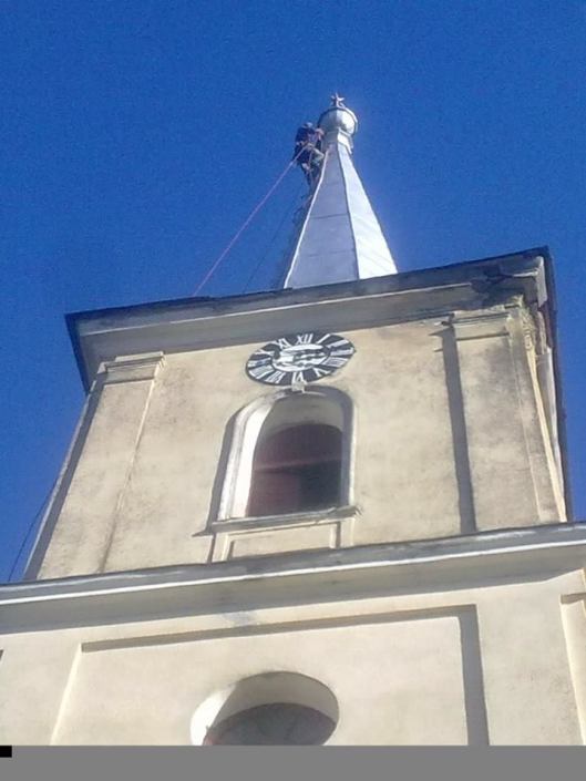 În vârful turnului de biserică.jpg